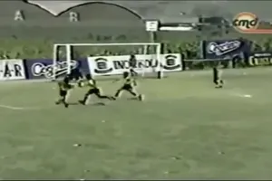 "Messi nhí" 8 tuổi lắt léo và làm xiếc trên sân