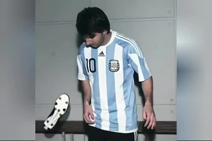 Messi chân không sút bay giầy vàng