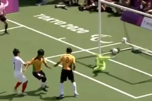 Xem siêu phẩm người khiếm thị đột phá và ghi bàn