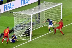 Mặt trời mọc ở phương Đông và canh bạc phương Tây