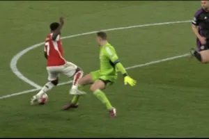 Fan Arsenal đòi 11m nhưng cuối cùng phải cám ơn trọng tài