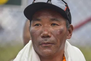 Người 29 lần chinh phục đỉnh Everest nói "chỉ vì miếng cơm manh áo"