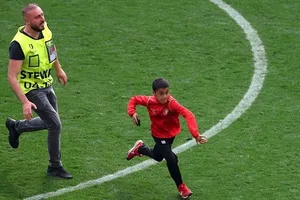 UEFA ra tối hậu thư xử những fan vượt rào vào selfie với Ronaldo 