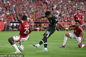 MU thua đậm Liverpool, công bố giá bán Wan-Bissaka