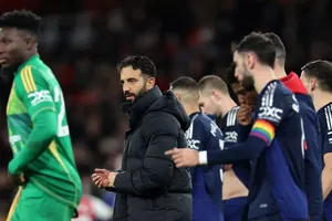 Amorim phản hồi sau khi các ngôi sao MU bỏ áo khoác vì Mazraoui