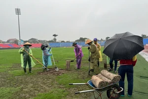 Câu chuyện “vá cỏ” ở V-League và sân Hà Tĩnh