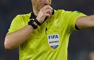 Tranh luận vụ trọng tài FIFA vướng tiêu cực bị sa thải đi làm shipper