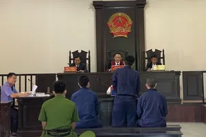 3 thanh niên mang bình xịt hơi cay đi cướp điện thoại Iphone