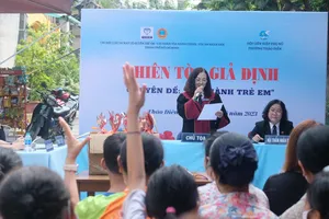 Dự phiên tòa giả định phòng chống bạo lực trẻ em, người dân được tặng quà