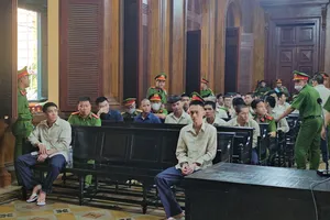 Đang xử 94 bị cáo trong băng 'hè nhau mặc áo cam' đi đập phá quán ốc