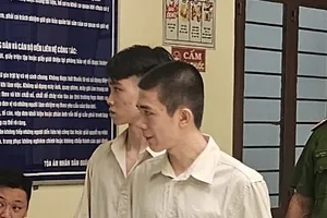 Màn đối đáp căng giữa luật sư và kiểm sát viên trong vụ mang bình xịt hơi cay đi cướp