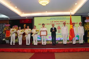 VKSND TP.HCM đón nhận Huân chương độc lập hạng nhì