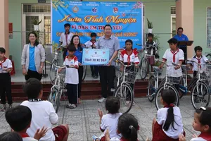 TAND huyện Bình Chánh trao xe đạp, học bổng 'vì đàn em thân yêu'