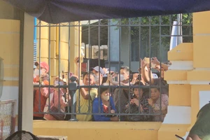 Phiên hòa giải vụ tranh chấp di sản thừa kế của cố NSƯT Vũ Linh: Youtuber bủa vây, tòa vất vả giữ trật tự 