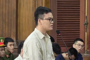 Nhóm nhân viên ghép hình khách hàng vào ảnh bàn thờ để thu hồi nợ 