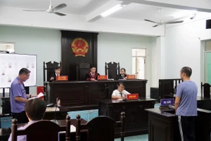 Chủ tọa nêu lý do xét xử nhanh chóng vụ người đàn ông đánh cô gái trên đường Khánh Hội