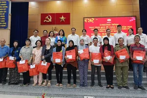 Chánh án TAND TP.HCM Lê Thanh Phong trao quà cho đồng bào dân tộc nhân dịp Tết