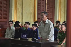 Sơ thẩm lần 2 vụ cựu cán bộ chống buôn lậu đi buôn lậu: 26 bị cáo đều bị đề nghị án tù giam