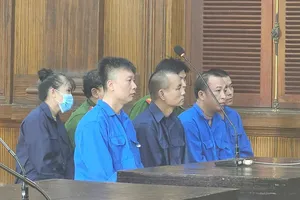 Cựu cán bộ hải quan bị cáo buộc tiếp tay cho 'cán bộ chống buôn lậu đi buôn lậu'