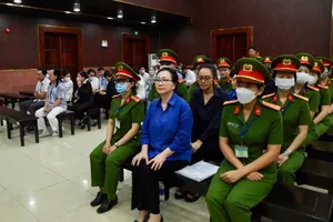 Bà Trương Mỹ Lan làm việc với hai công ty nước ngoài để xử lý tài sản