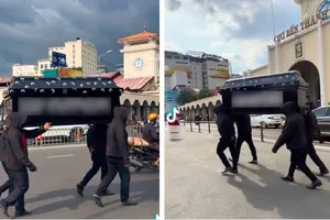 Truy tố nhóm người khiêng quan tài diễu phố trước chợ Bến Thành