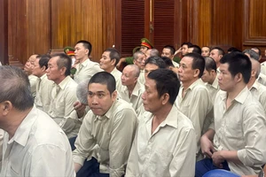 Tiếp tay cho buôn lậu, cựu đội trưởng hải quan lãnh 7 năm tù