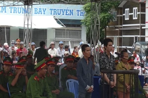Bị cáo Trọng (giữa) nghe tuyên án.