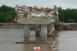 Cầu Ô Rô bị sặp hoàn toàn.