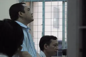 Hai bị cáo Phương và Tâm (ngồi).