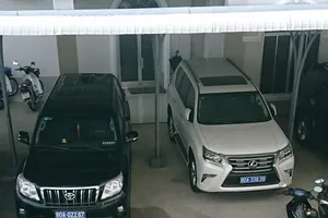 Xe trắng đã gỡ biển số 80A xanh. 