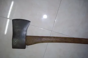 Mượn búa rồi bất ngờ chém chết chủ nhà