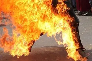 Đốt vợ vì nghi nhắn tin ngoại tình