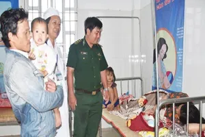 Hỗ trợ người phụ nữ chuyển dạ trong lúc đi tránh bão