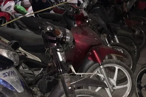 Thanh tra công an làm việc với người tố bán lô xe 81 triệu 