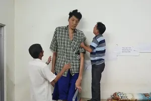 Người cao 2,5 m đã giảm bệnh, gượng đứng