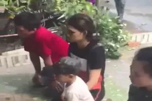 Quỳ nửa giờ trước nhà bà chủ tịch phường để xin lại con