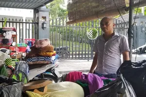 Công an đi giữ trật tự cho nhóm người đuổi dân khỏi nhà