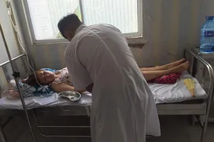 Cô gái ngất xỉu, nhập viện vì bị quay phim lúc chăm sóc ngoại