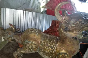 Nhặt được tượng 'kỳ lân' 2 đầu kỳ lạ ở cửa biển mũi Cà Mau