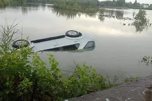 Ô tô lật ngửa dưới vuông tôm, tài xế tử vong