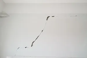 Kiểm tra sự cố nứt tường ở BV Cái Nước, Cà Mau