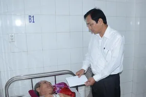 Lãnh đạo tỉnh Cà Mau thăm các nạn nhân vụ cháy tiệm vải