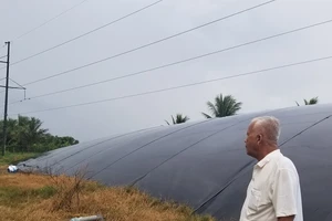 Túi khí gas khổng lồ dưới đường điện cao thế ở Sóc Trăng