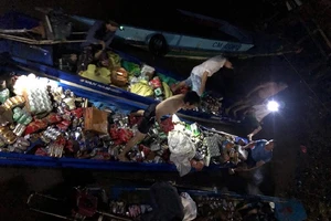 Tàu hàng bị chìm, dân Cà Mau tập trung cứu giúp