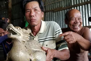 Tượng quái thú nhặt dưới biển Cà Mau lại bị tạm tịch thu