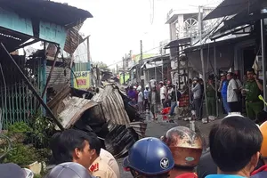 12 căn nhà ở Cà Mau bị cháy, bé gái 14 tuổi tử vong