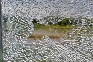 Công an có kết quả giám định vụ kính biệt thự bị vỡ ở Cà Mau