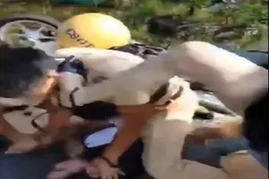 Cự cảnh sát giao thông sau khi bị đo dính nồng độ cồn