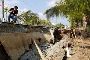 Đường BT trăm tỉ ở Cà Mau vừa bàn giao đã sụp lún