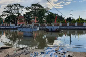 Sẽ nâng cây cầu xây thấp làm cản ghe lúa gạo ở Cà Mau